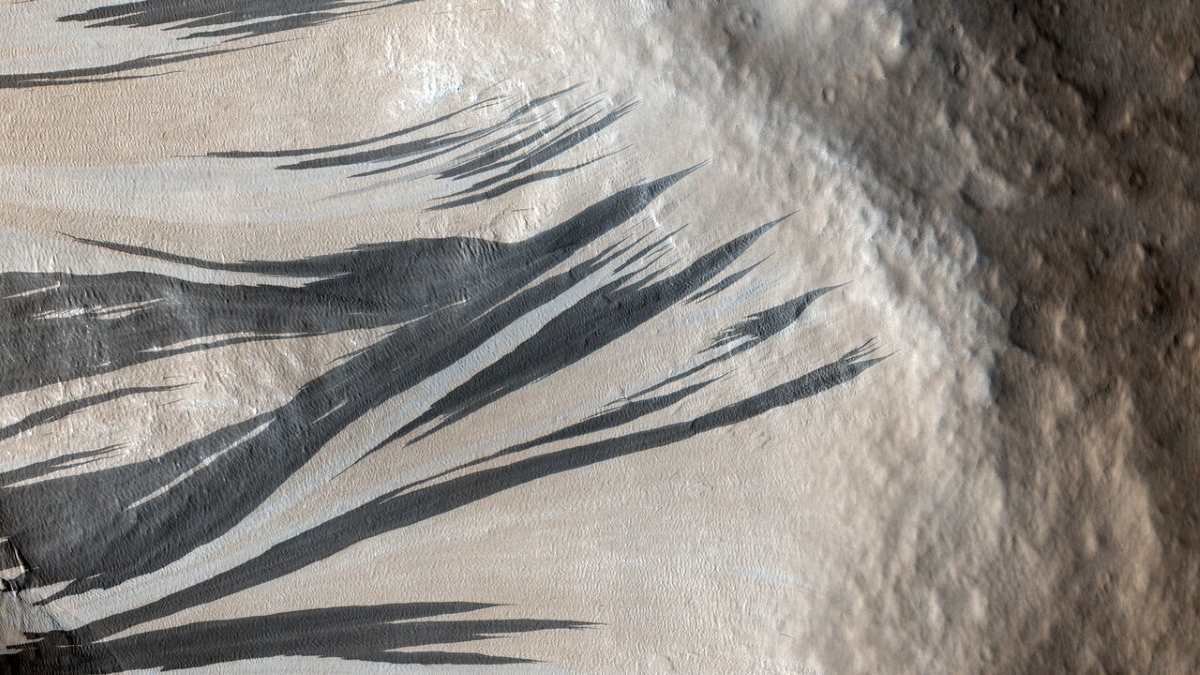 slope-streaks-in-acheron-fossae-on-mars-1200