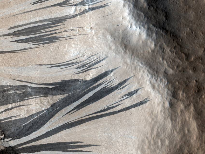slope-streaks-in-acheron-fossae-on-mars-850