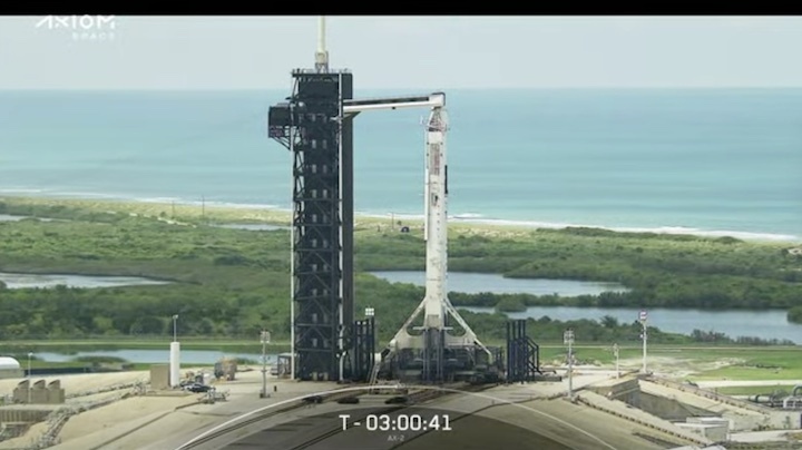 spacex-dragon-ax2-launch-bde