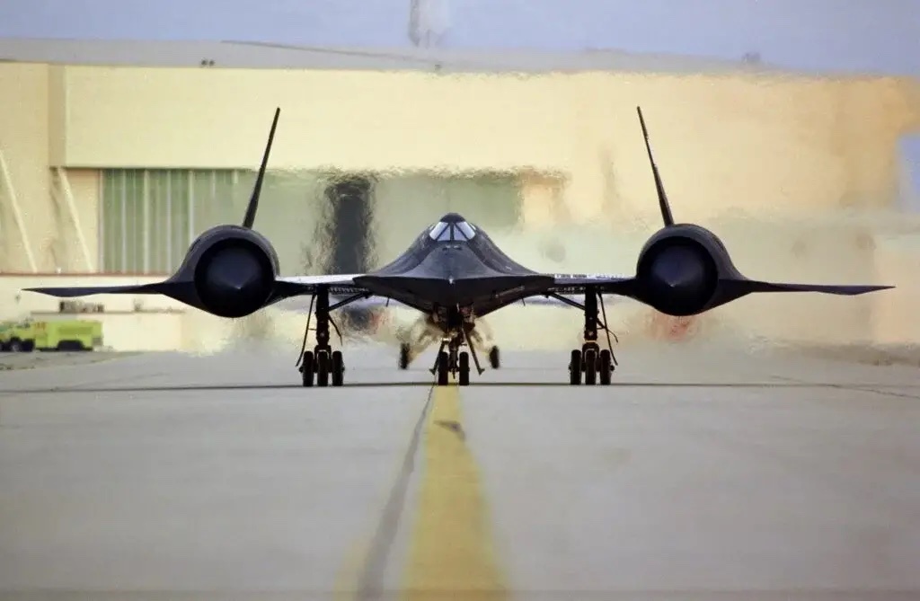 sr-71-taxi-on-ramp-with-engines-powered-up-1024x669