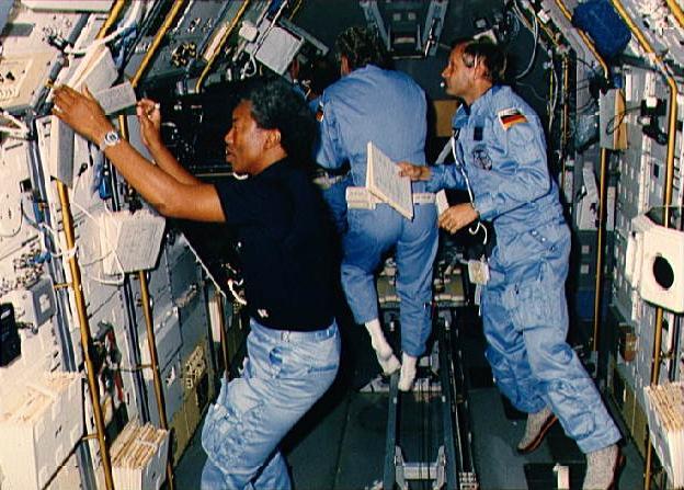sts-61-a-crew-in-spacelab-d-1