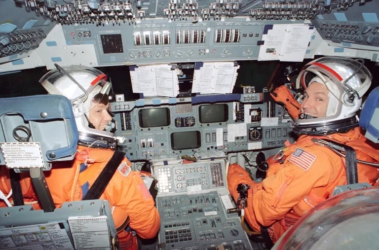 sts-66-23-mcmonogle-brown-pre-entry-s94-40090-1