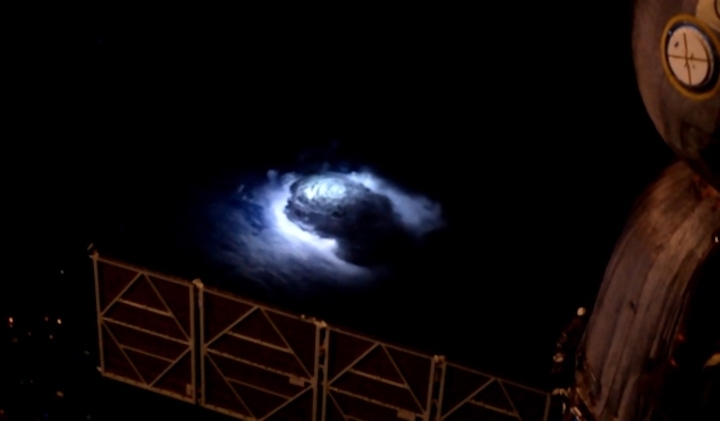 thunderstorm-seen-from-space-station-635x371