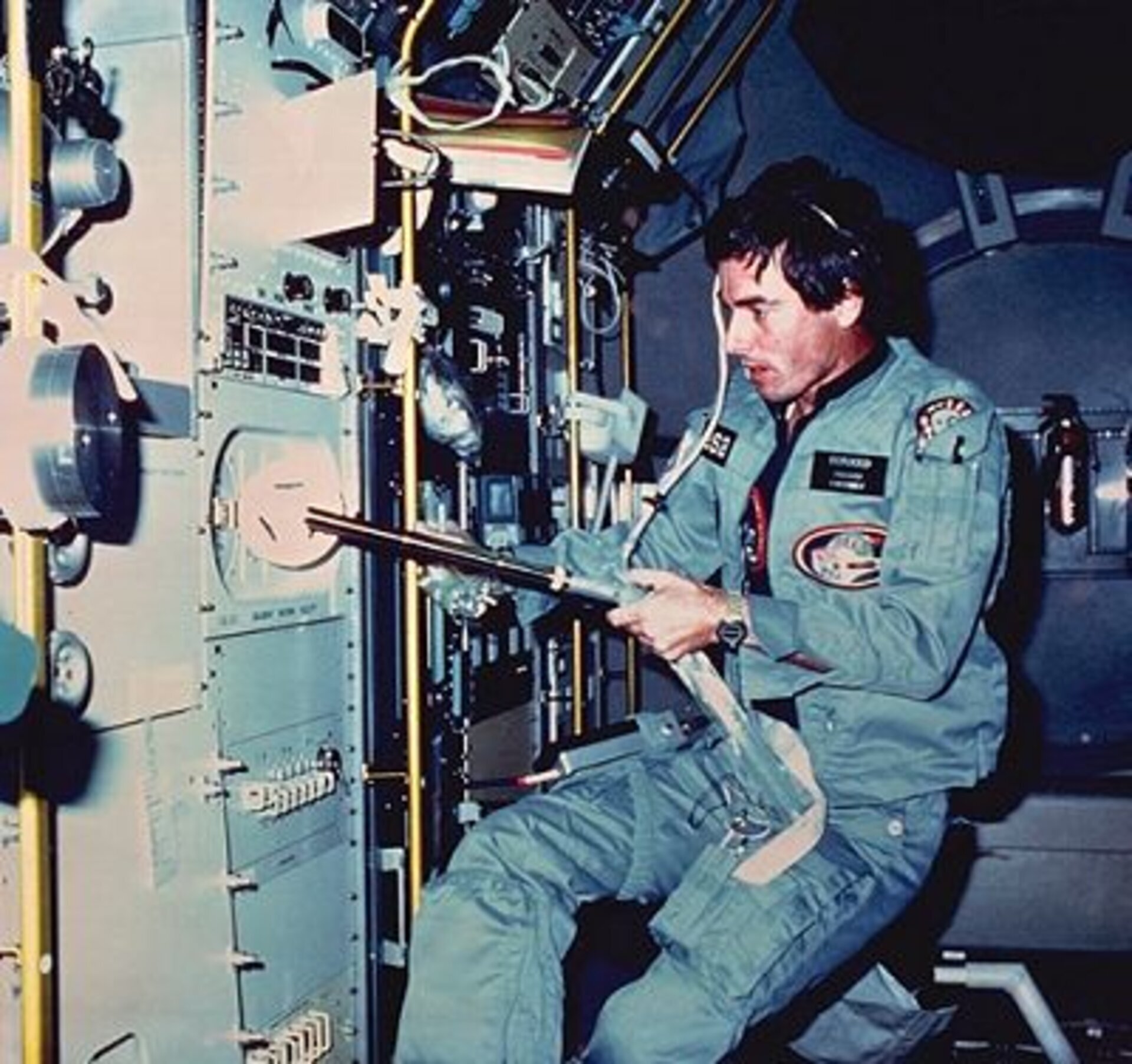 ulf-merbold-works-with-one-of-the-experiments-during-the-spacelab-1-mission-pillars