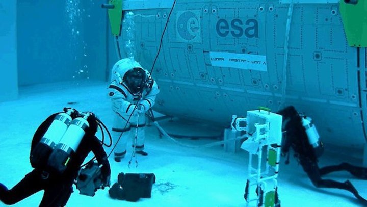 underwater-lunar-eva-simulatio