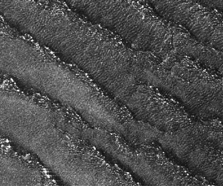 vast-longitudinal-dunes-titans-surface-moon-saturn-hg